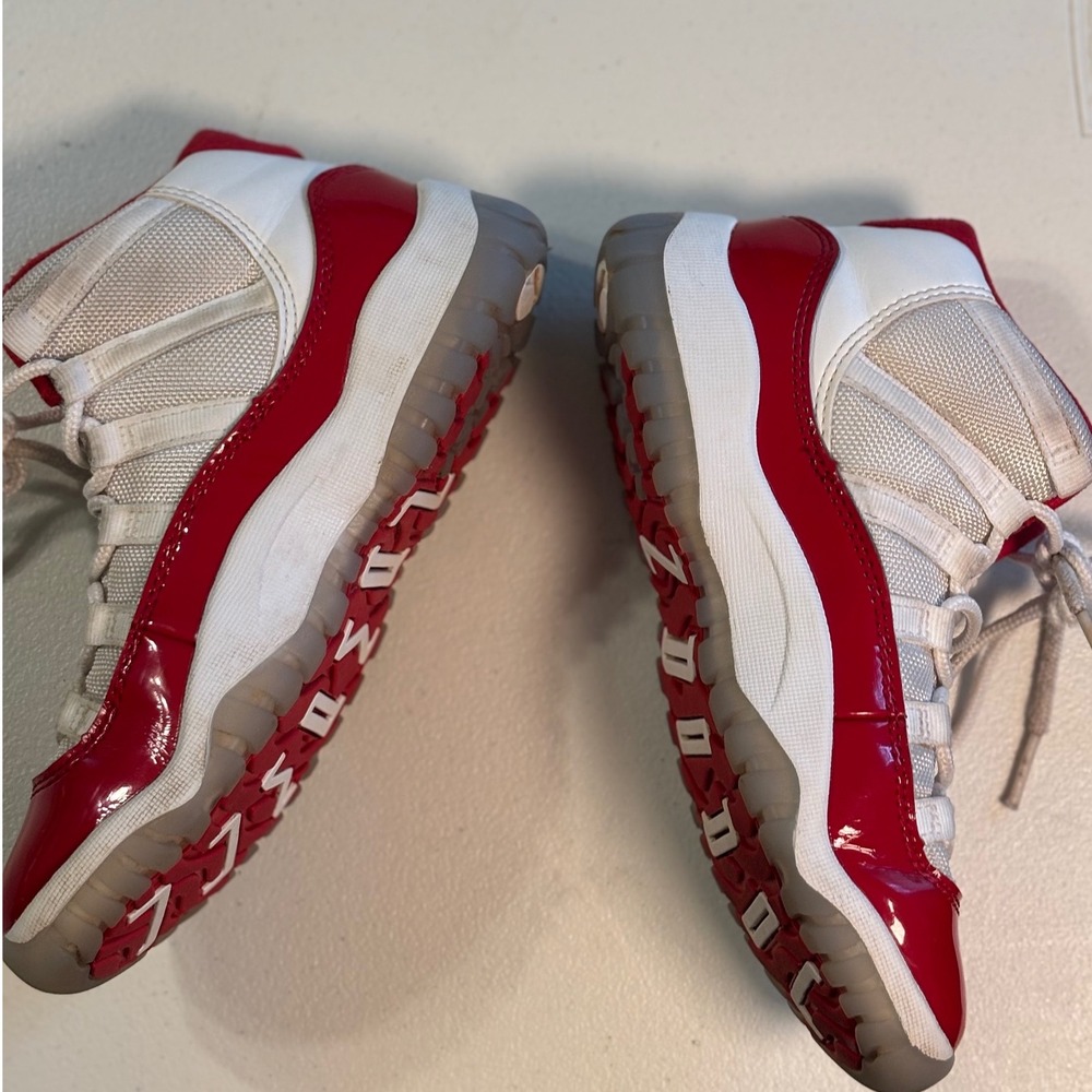 Nike Air‎ Jordan 11 Retro Cherry White Red Patent Leather Youth GS Shoes 1Y EUC - Picture 11 of 13